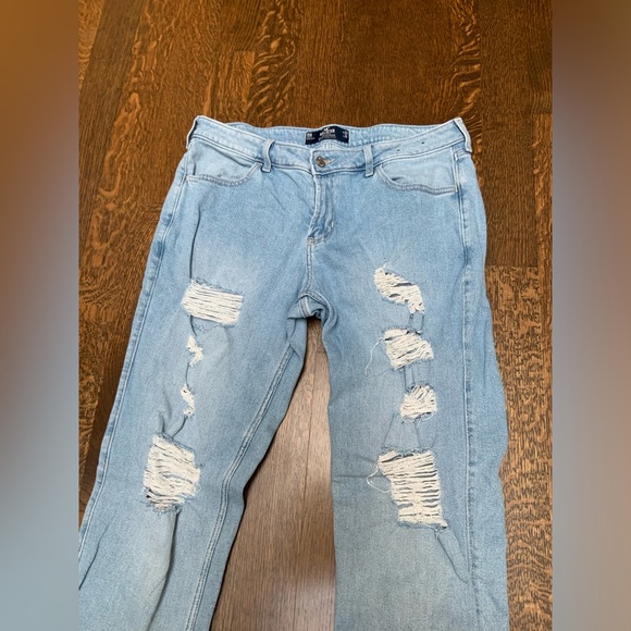 HOLLISTER Low-Rise Boyfriend Light Wash Distressed Stretch Jeans Women’s Size 32 - Picture 2 of 8